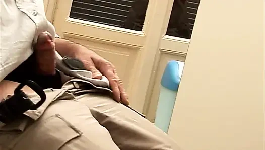 Камшот на киску домохозяйки с большими сиськами от мужа на кухне