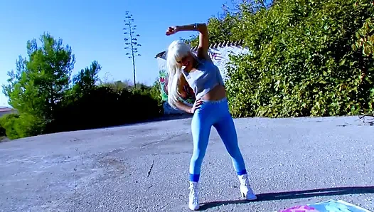 Блондинка-сучка сосет член и трахается после занятий спортом