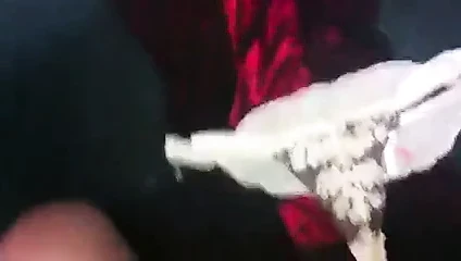Kızkardeşlerin iç çamaşırları ve tangalarıyla eğlence