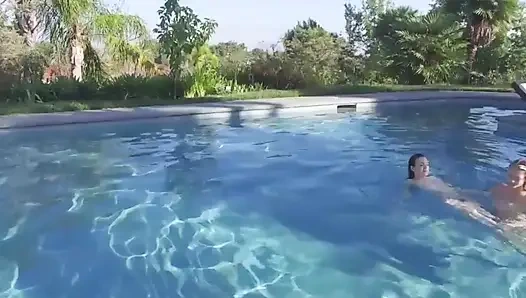 Güzel Model Mastürbasyon Yapıyor