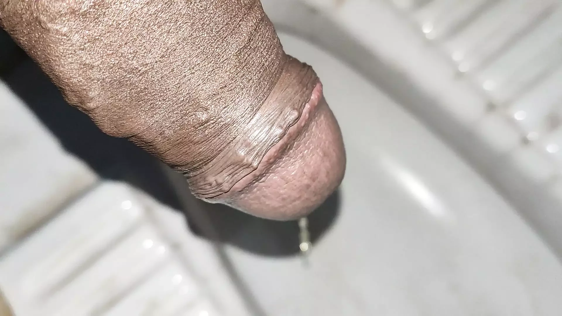 我的新撒尿视频，谁想要我的印度黑鸡巴的金色淋浴