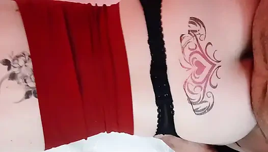 Zierliches rothaariges keltisches küken bittet darum, vollgespritzt zu werden und gibt den besten blowjob mit blickkontakt (nahaufnahme einführen)