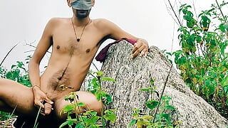 Sexy alto indio papi caminando desnudo en bosque con corrida