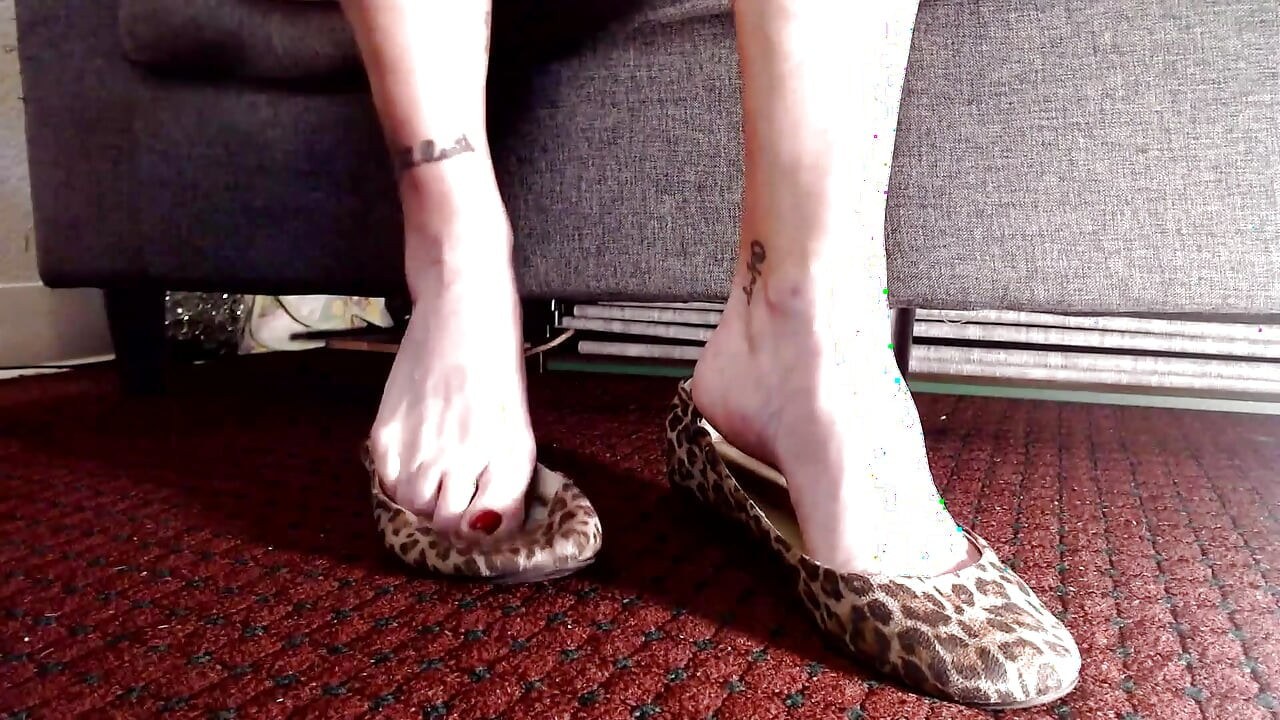 Close up Sexy MILF Feet in Ballet Flats