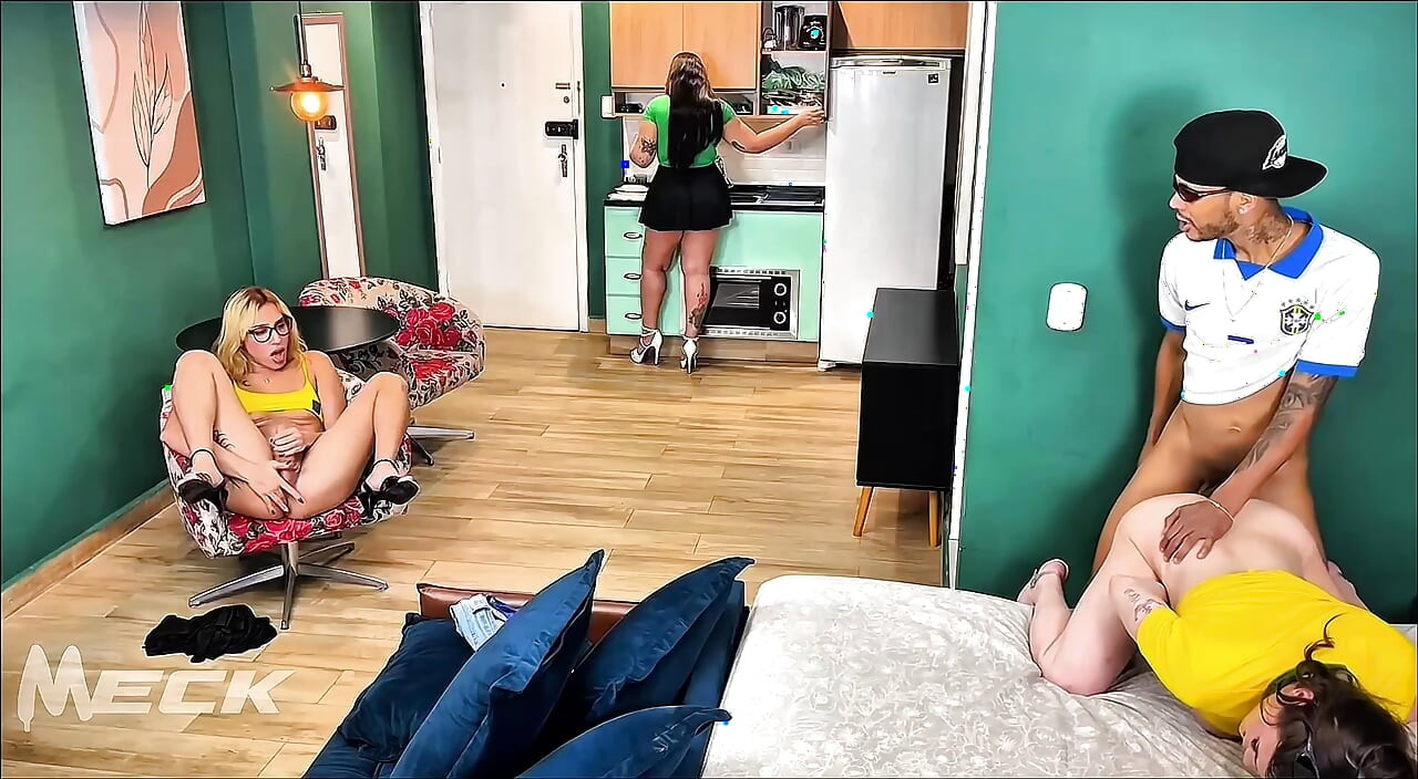 EN.2 दो Hot लड़कियाँ जो खतरे का मजा लेती हैं और मेरी Wife को कुछ पता न चले बिना बारी-बारी से करती हैं..