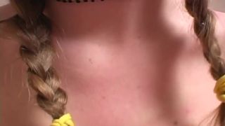 Uma adolescente em seus peitos massageando