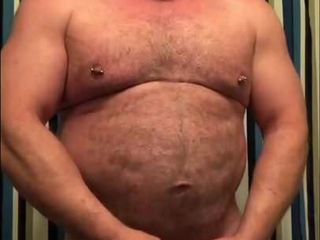 Sexy daddy bear masturbándose en el baño