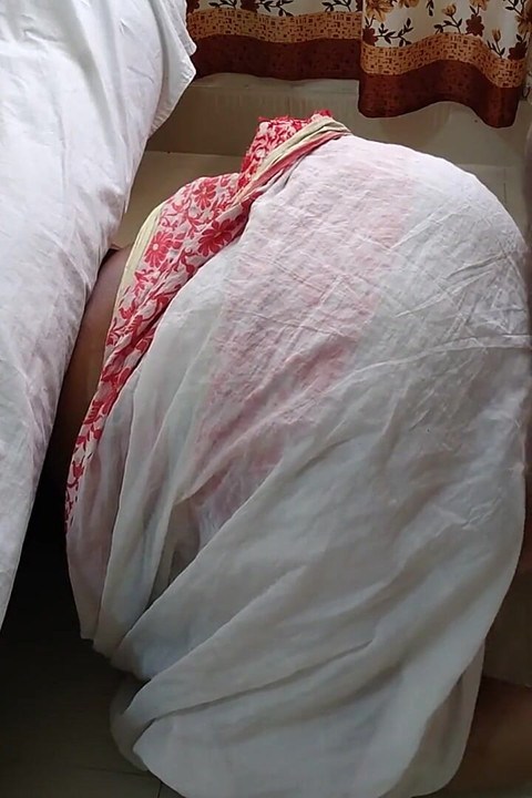 Pakistani Hot Stepmom Gets Stuck While Sweeping Under the Bed When Stepson Fucks Her & Cum Out Her Big Ass