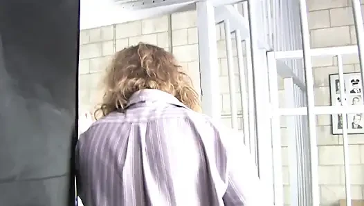 Sidik sırılsıklam sarışın zonklayan yarak poundu için yalvarıyor