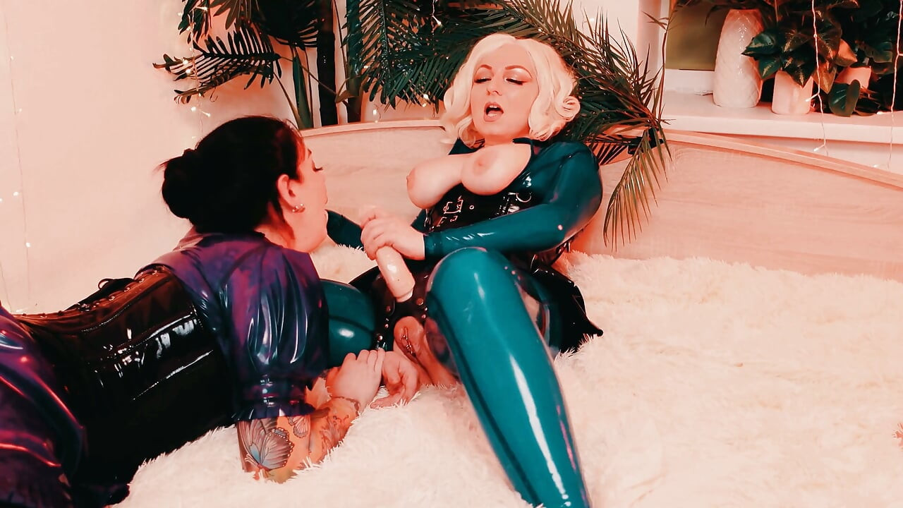 Big Tit Lesbian Fetish Sesja - Blondynka i brunetka w pończochach Go Full Raw