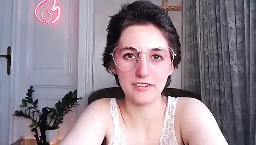 Kamera kızı gecelik altında tam çalı