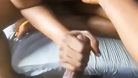 Она попросила меня сделать ее киску мокрой и текущей