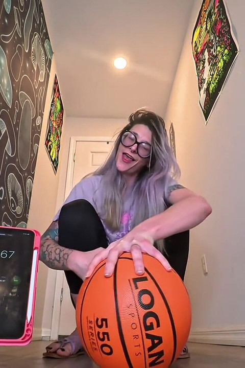 6'7 Tall Goddess One-handed Basketball Hold Challenge How Long Can These Huge Hands Dominate?