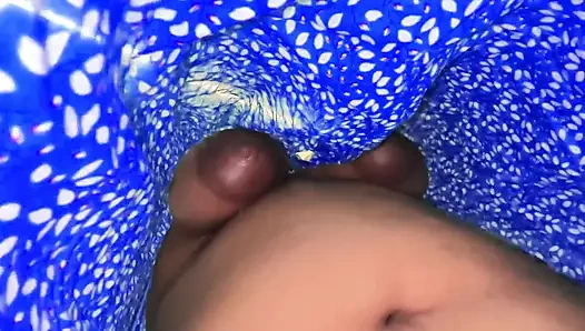 Als ich unter dem bett steckte, hilft mir mein stiefsohn durch analficken