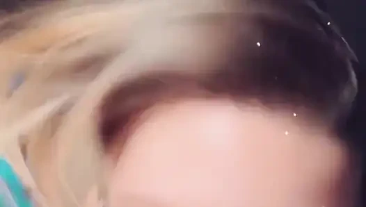 Nyepong kontol cowok ini waktu lagi kerja, pengen banget nyepong kontol dan kerja