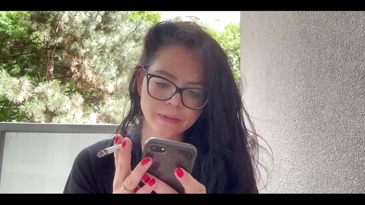 Roken tijdens het beantwoorden van mijn fansly voor je berichten