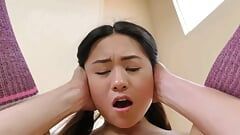 Oc adolescente asiática Elle Voneva recebe seu pau apertado esticado