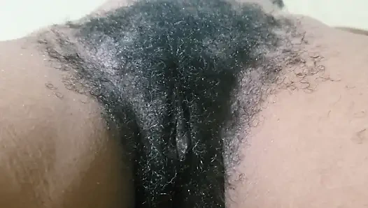 Tante seksi dengan memek berbulu dientot habis-habisan sama pria dewasa sampai mengerang keenakan