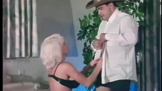 Cowboy leckt eis von den titten der blonden schlampe, dann bläst sie ihn