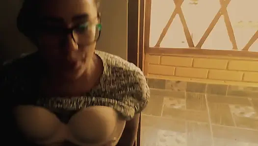 Aku masturbasi diam-diam dengan pintu terbuka