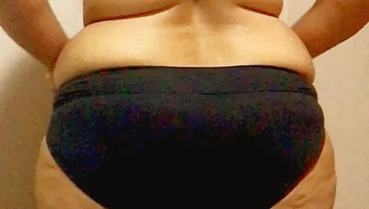 Seksowna żona zmienia ubranie - pokaz nagiego tyłka