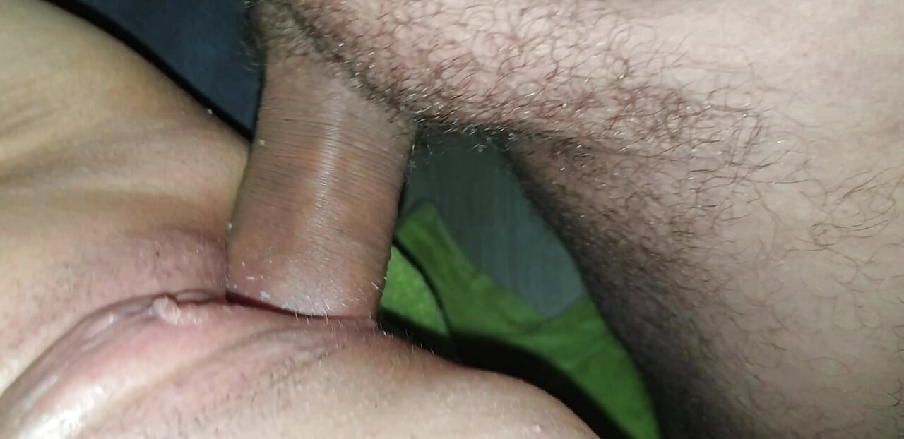 Prietenul meu intră până în capăt în vaginul meu. Cuburile de gheață și sperma ajung în mine.