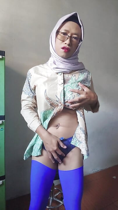 خنثى الحجاب الجميلة تهز زبها الكبير للحصول على المني
