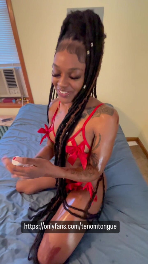 Tenomtongue masturbates & plays with her self in lingerie