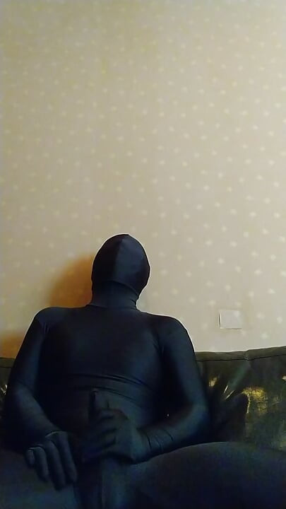 I masturbated comfortably with no makeup, muzzle and nose hook, and full body tights!