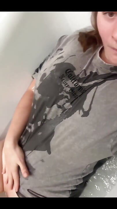 你有沒有穿著衣服進入浴缸？