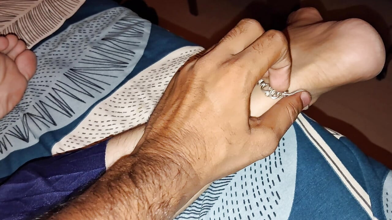 Nuori kaunis tyttö nai poikaystävän kanssa koko yön