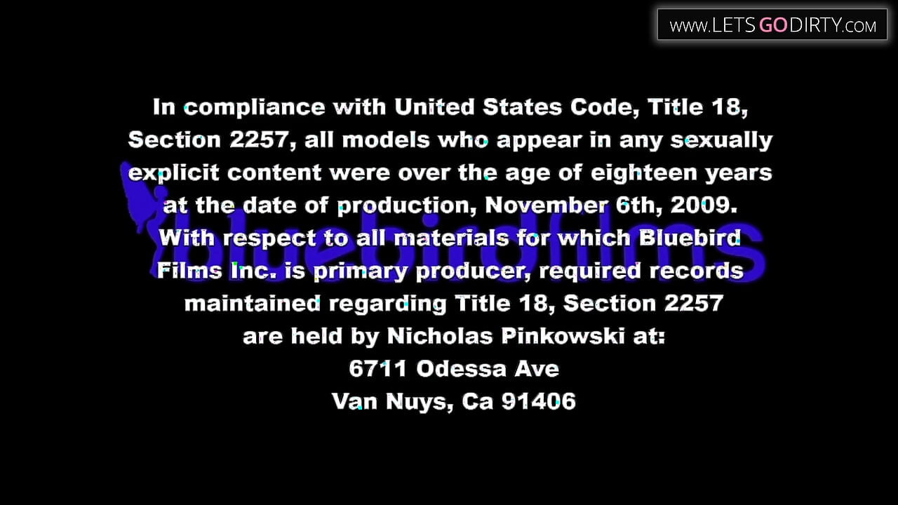 Lesbian pirang bercinta dengan dildo besar setelah menjilati memek