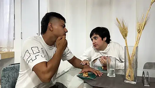 Büyük götlü latin üvey kız kardeşimi tatlı yemeye davet ediyorum ve sonunda büyük ve lezzetli yarağımı yiyor