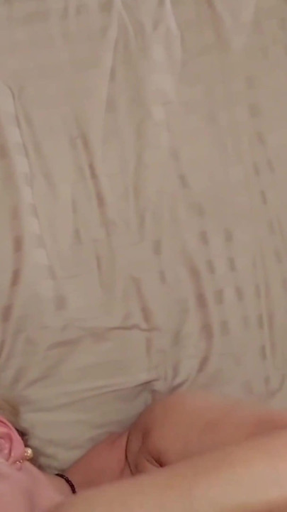 Blondýna a dospělá manželka si užívá každodenní sex