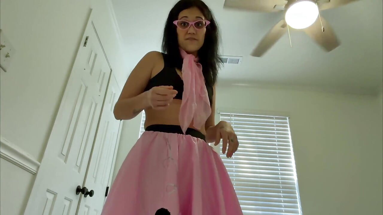 Devyn 的 50 年代性感女巨人幻想 4K POV 小小的刺激等待著您！