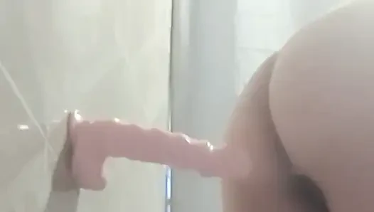 MILF olgun üvey anne, 5 numarasına kocaman bir penis koyacak birini arıyor