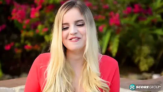 Codi Vore с большими сиськами подпрыгивает на сиськах и трахает пальцами ее мохнатку