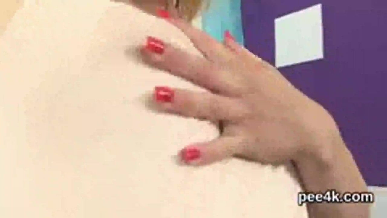 Stunning kitten is peeing and fingering trimmed vagina - Pu