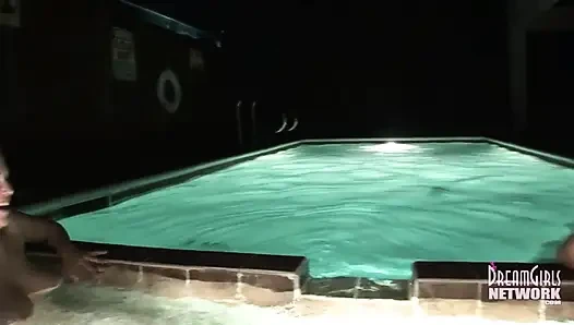 Drei mädchen nackter whirlpool nach der party