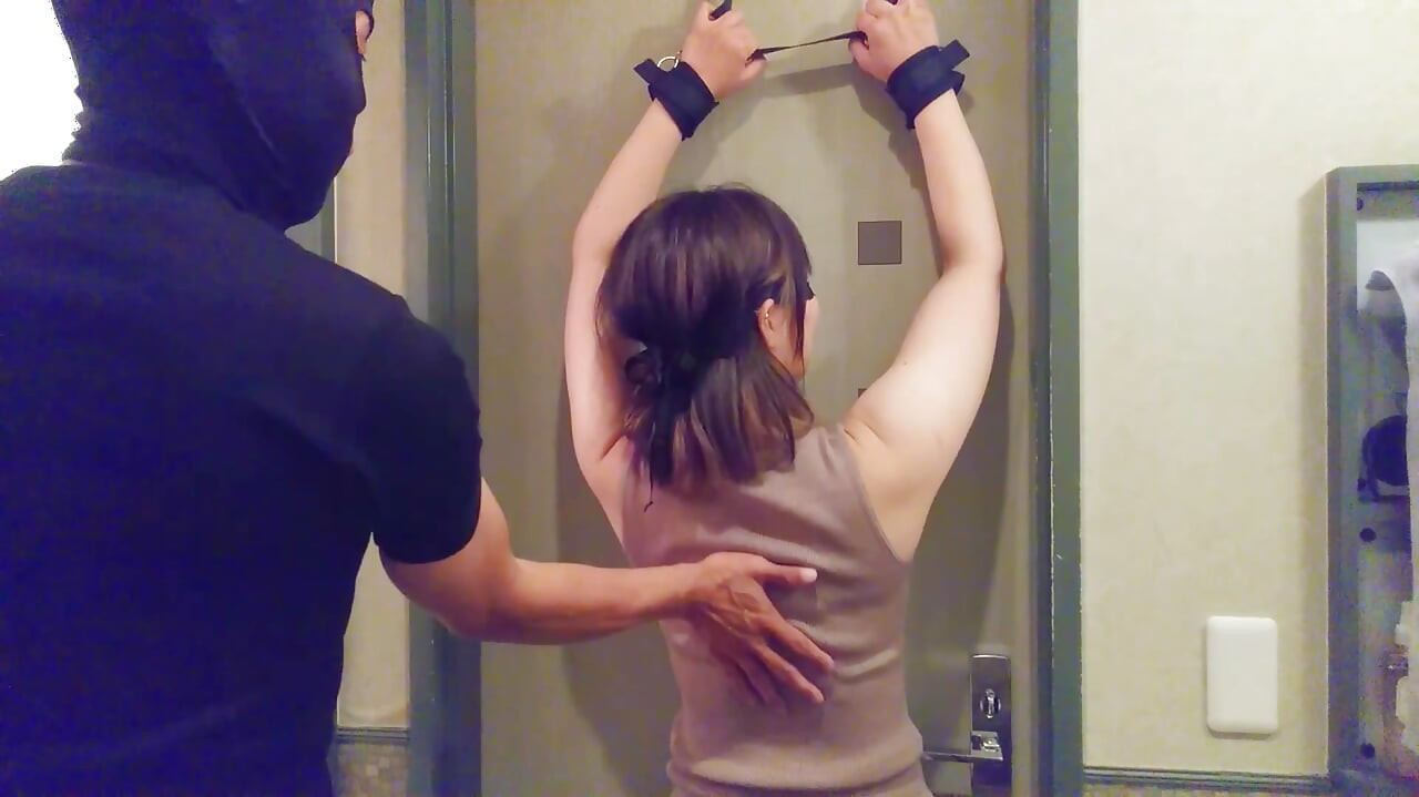 Mulher casada fez cócegas, atrás, vestida