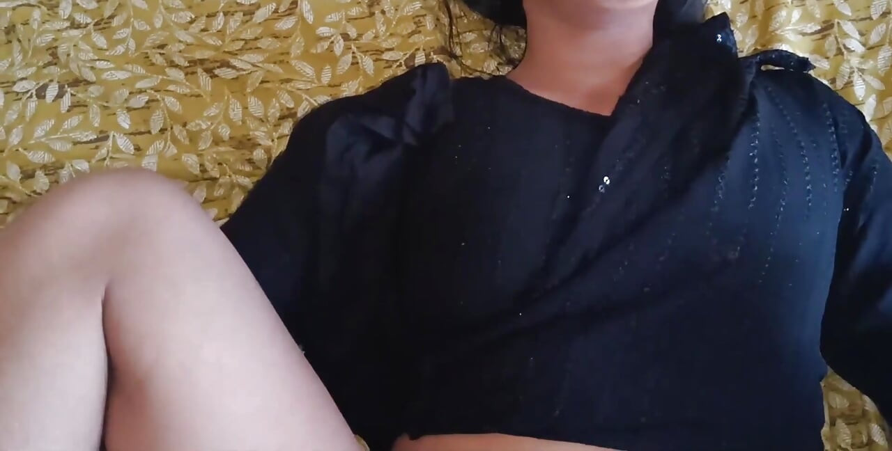 Dögös indiai desi falusi barátnő szopta a barátja faszát a szájában, és kemény szexet folytatott a barátjával tiszta hindi hangon