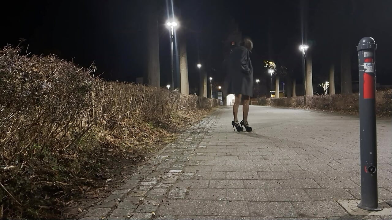 Plimbare în ciorapii mei negri din latex transparenți cu tocuri înalte