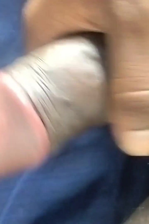 Cowok ini crot di dalam memek cowok ini dientot habis-habisan sama kontol besar pria kulit hitam!