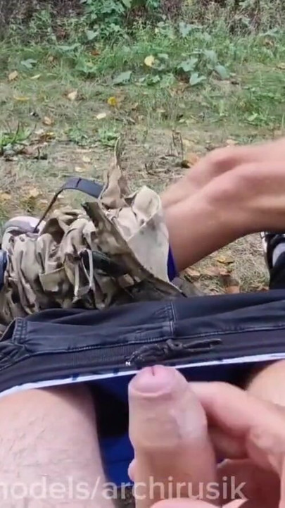 Nezaobilazan trenutak iz "Prolazni kreten na krstarenju dao je puno sperme iz svog velikog kurca. Vojni regrut"