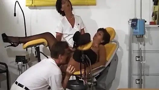Memek sempit pelacur jerman ini dientot habis-habisan sama dokter dan susternya di rumah sakit