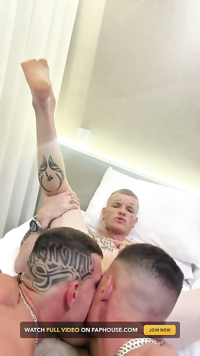 Prima dată când încerc să fac o scenă versatilă, în curând două penisuri
