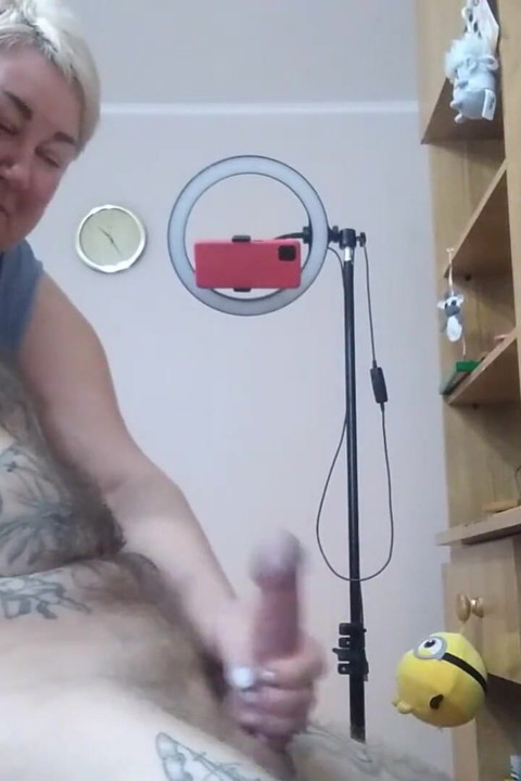 Erwischte mich beim wichsen und half mir beim abspritzen