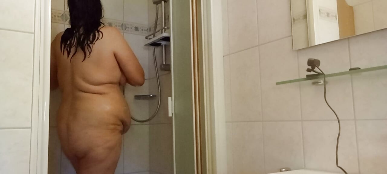 MILF alemana en la ducha con barriga - barriga regordeta en primer plano