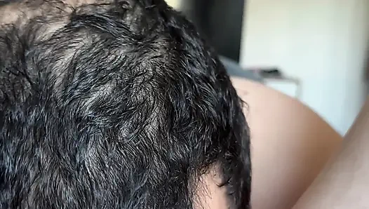 Kız arkadaşını dışarıda yalıyor