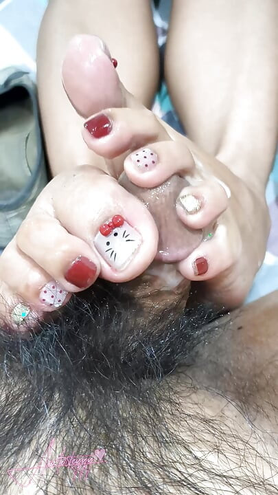 Acoletteyyy刚从 Dollshoes 那刚被隔开的脚，感觉他的鸡巴头非常痒，这让他在被内射后很难射精